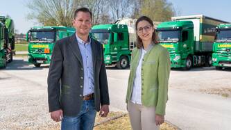 Stummvoll und Doblhofer vor dem Lagerhaus LKW Fuhrpark | © Dürnberger
