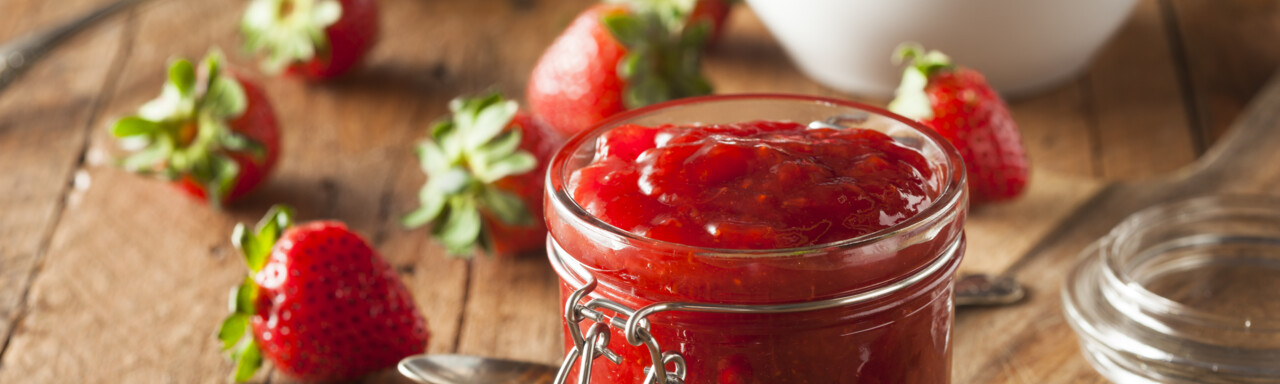 Erdbeermarmelade im Glas | © AdobeStock_80764959 Erdbeermarmelade im Glas mit frischen Erdbeeren | © AdobeStock_80764959