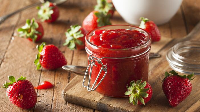 Erdbeermarmelade im Glas | © AdobeStock_80764959 Erdbeermarmelade im Glas mit frischen Erdbeeren | © AdobeStock_80764959