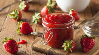 Erdbeermarmelade im Glas mit frischen Erdbeeren | © AdobeStock_80764959