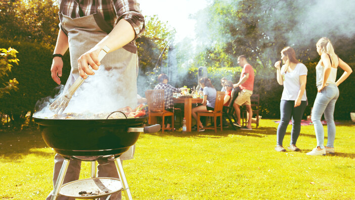 Grillen im Garten | © AdobeStock_191021433 Ein Mann grillt für seinen Besuch im Garten | © AdobeStock_191021433