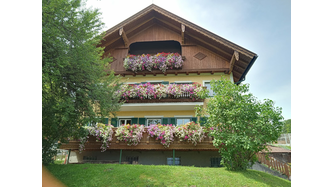 Meine große Freude die Balkonblumen am Bauernhaus, es gebe noch weitere Fotos zu sehen!! Auch Seitlich am Haus und Rund herum sind überall Blumen!