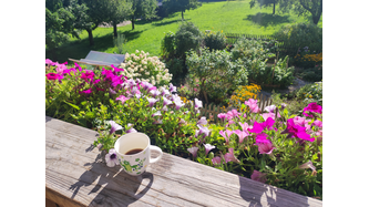 Baustellenkaffee am Balkon. Das Bauernhaus ist noch nicht bewohnbar aber der Balkon und der Garten machen bereits ein Gefühl von einem Zuhause. Von meinem Zuhause! 
